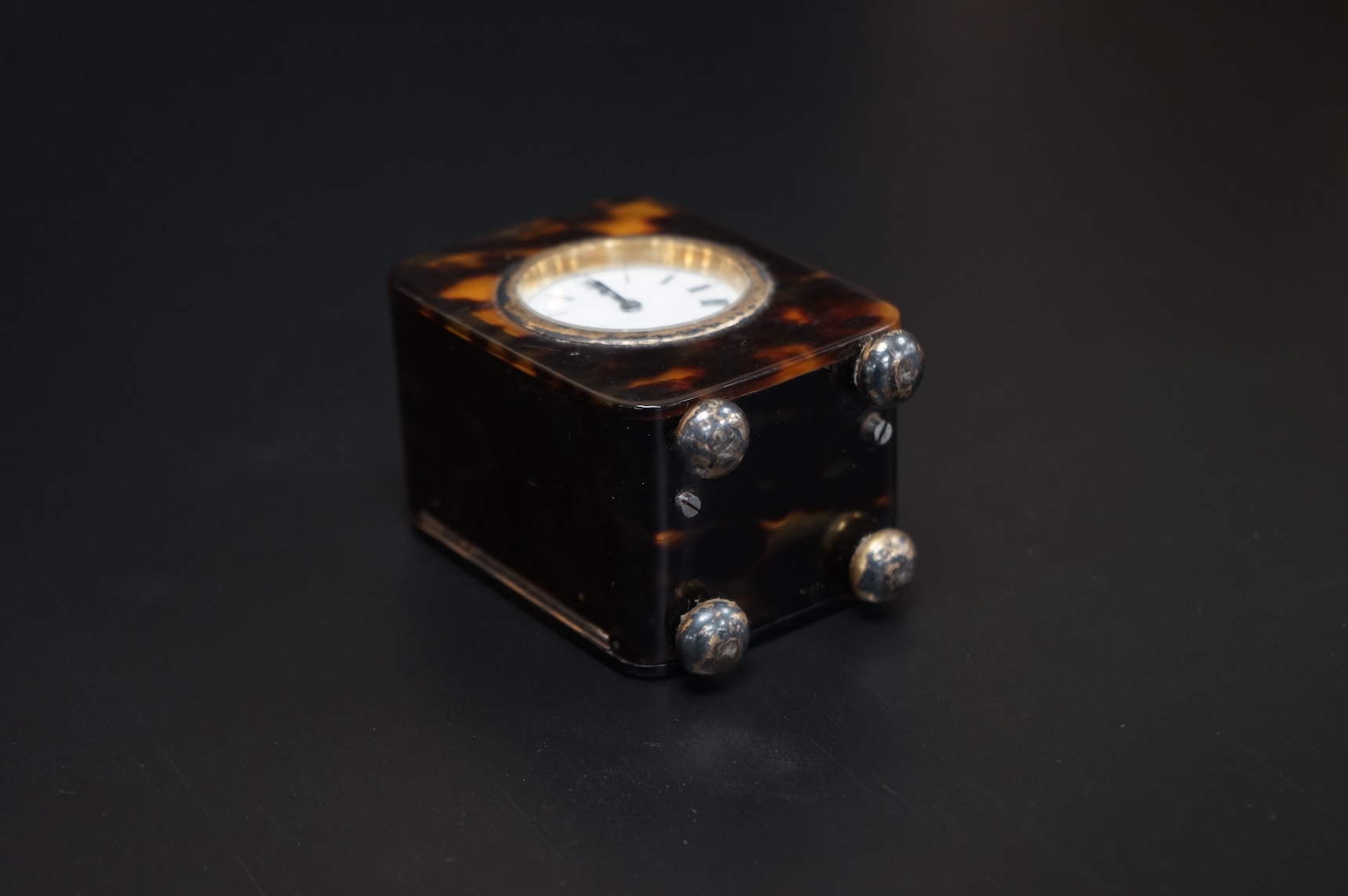 An Edwardian silver gilt mounted tortoiseshell carriage timepiece, with Roman dial, H.A. & Co, London, 1909, 87mm excluding the handle (a.f.)